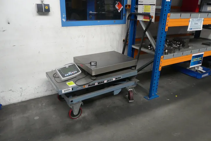 2x Rollwagen mit Inhalt (Waage)